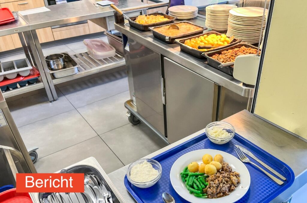 Schulverpflegung in Mönchengladbach mit Buffetwagen Temp Classic Pro, warmen Speisen und Tellern für die Essensausgabe