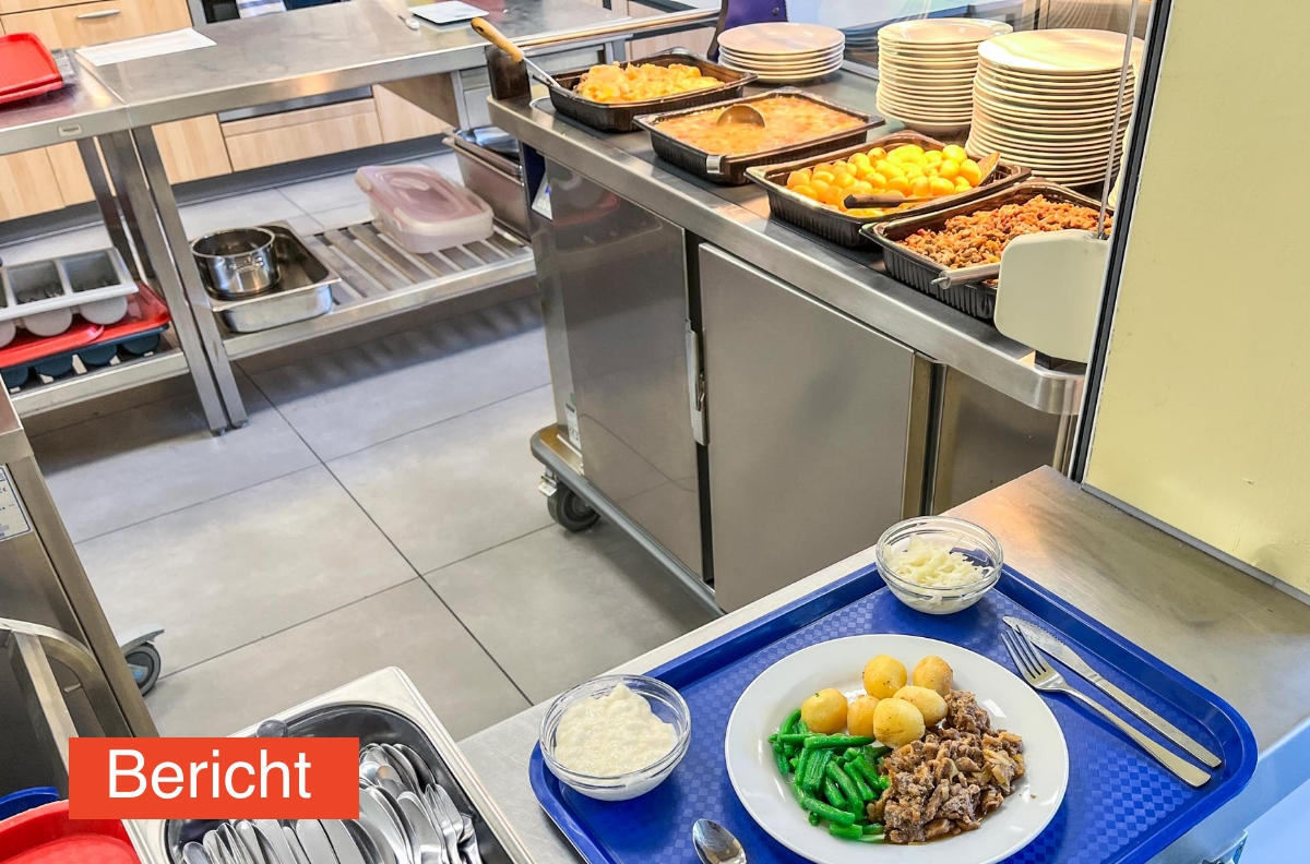 Schulverpflegung in Mönchengladbach mit Buffetwagen Temp Classic Pro, warmen Speisen und Tellern für die Essensausgabe