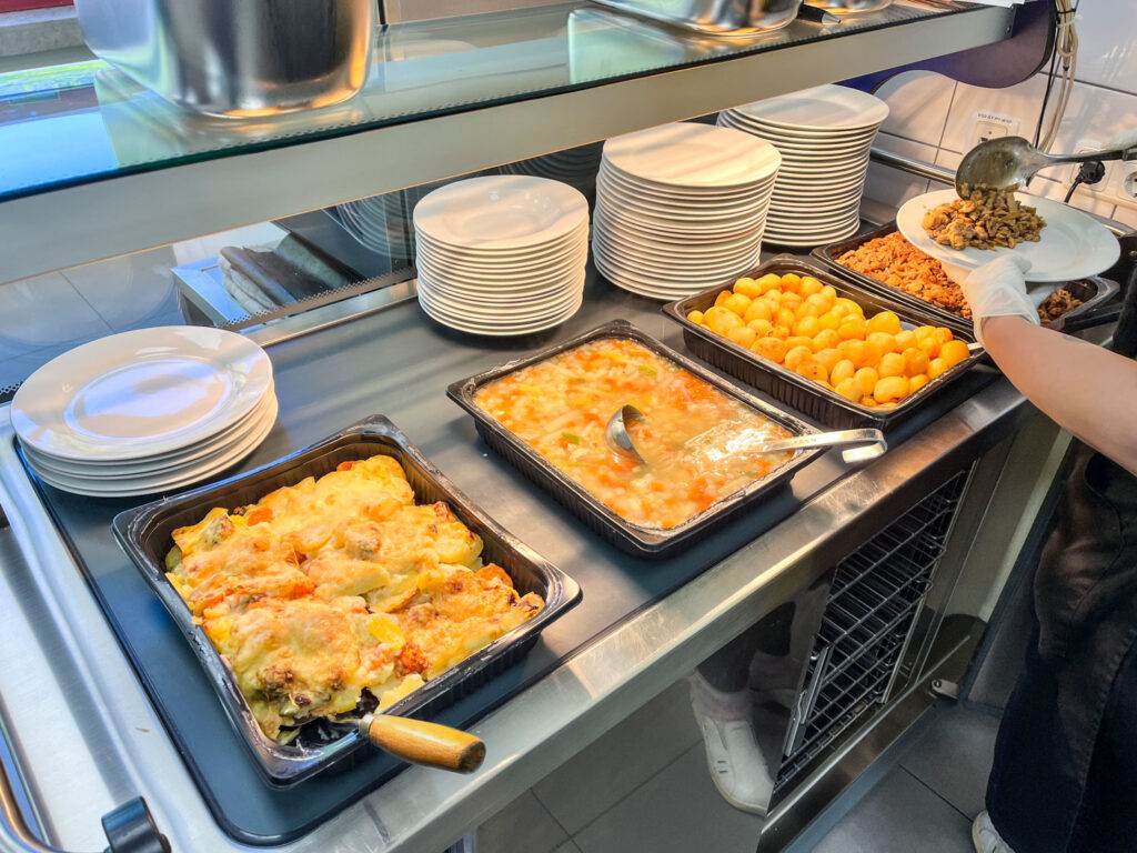 Essensausgabe in einer Schule mit warmen Speisen aus dem Cook & Chill System