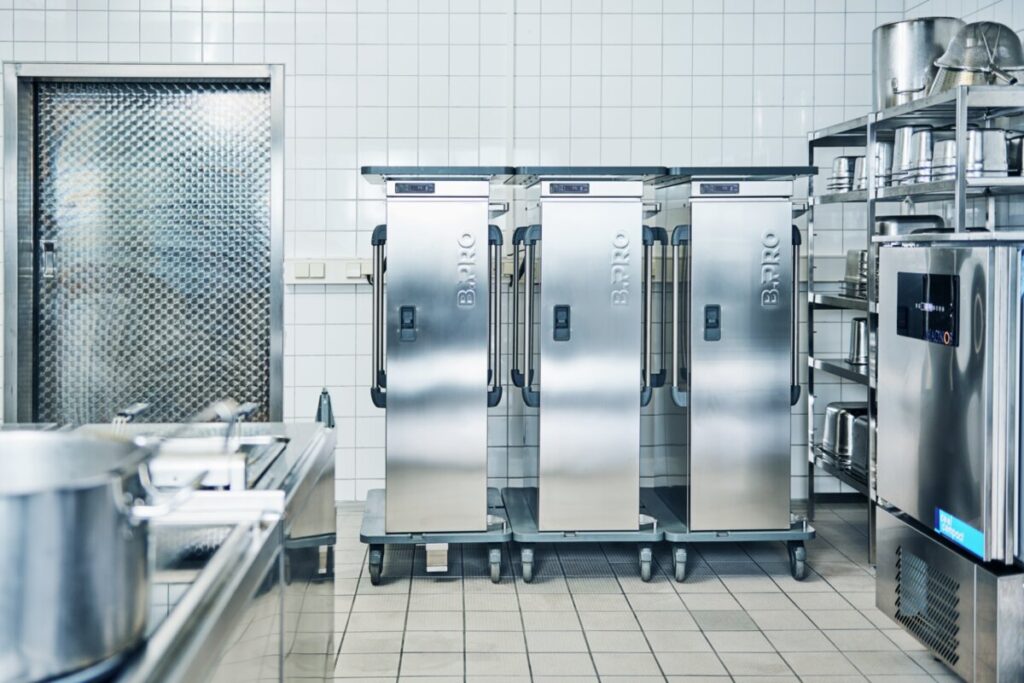 Drei B.PROTHERM-E-Edelstahlwagen nebeneinander in einer Großküche.