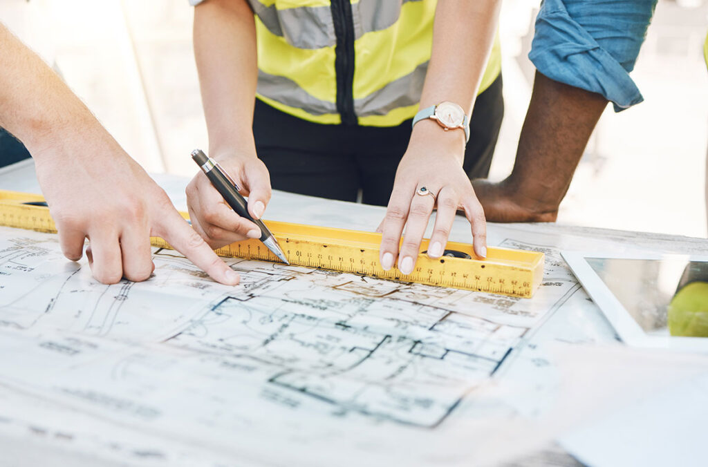 Architekten bei der Küchenplanung für einen Schulneubau