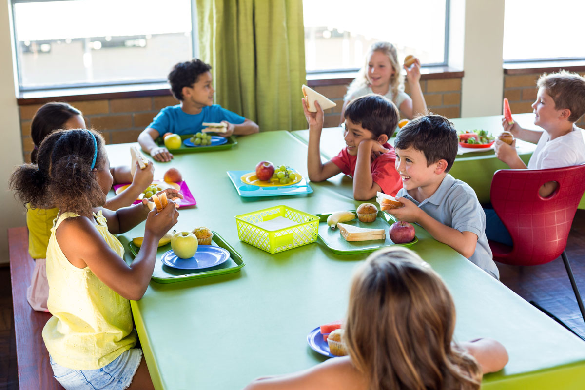 Grundschulkinder in der Ganztagsbetreuung beim Essen in der Mensa