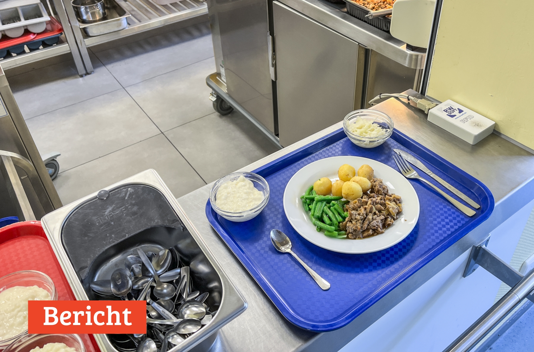 Schulverpflegung in Mönchengladbach mit Buffetwagen Temp Classic Pro, warmen Speisen und Tellern für die Essensausgabe